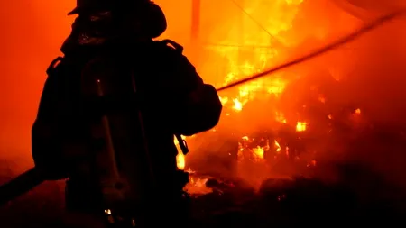 Incendiu masiv într-o parcare cu 1.600 de locuri din Liverpool. Sute de autoturisme au fost distruse
