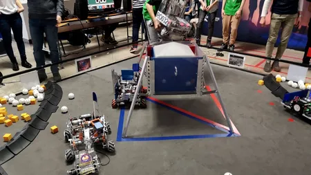 INOVAȚIE, COMPETIȚIE și muncă în ECHIPĂ. Concurs între ROBOȚI creați de liceeni: Au umplut un container cu minerale culese de pe O ALTĂ PLANETĂ