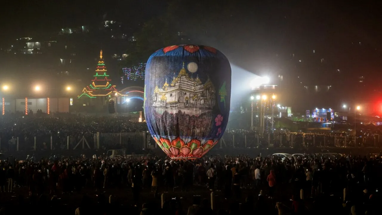 Atac fără precedent la un festival budhist din Myanmar. Armata a BOMBARDAT CIVILI dintr-o PARAPANTĂ
