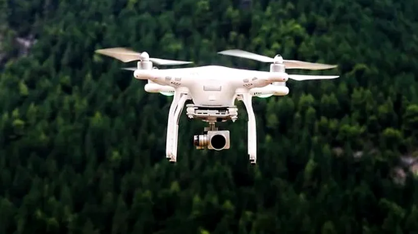 Polițiștii de frontieră au depistat în zbor o dronă care aducea sute de pachete de țigări din Ucraina