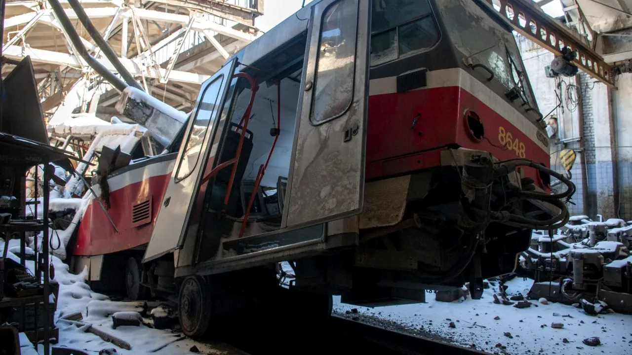 Un tren cu ajutorul căruia erau evacuați refugiaţi din Ucraina a fost atacat. Conductorul a fost ucis 