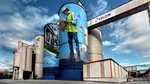 Holcim România marchează o premieră în industrie: primul mural sustenabil dintr-o fabrică din România
