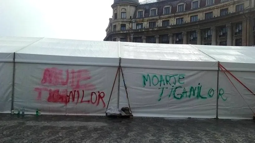 Un cort din P-ța Universității de Ziua Internațională a romilor, vandalizat cu mesaje rasiste