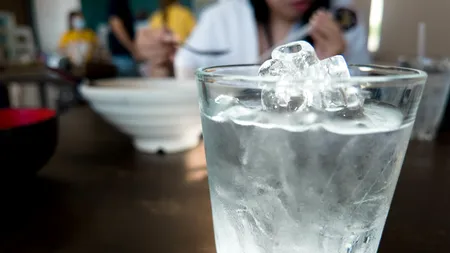 Cât de periculos este să consumi gheață în zilele caniculare. Specialiștii avertizează: „Poate duce inclusiv la apariţia unor nevralgii”