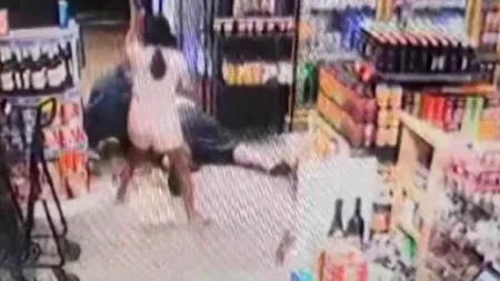 O fetiță de 8 ani a devenit eroină după ce a bătut cu bâta de baseball un hoț care voia să jefuiască un magazin