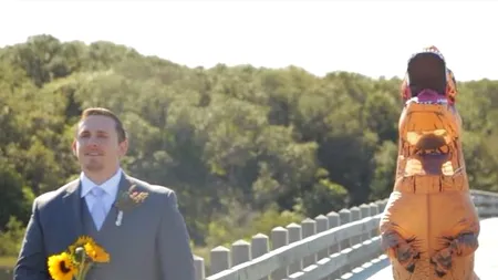 Această mireasă a hotărât să îmbrace un costum de T-Rex la prima întâlnire cu soțul său înainte de nuntă. Reacția bărbatului este incredibilă 

