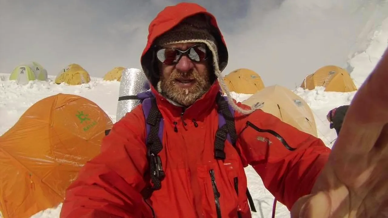 Diagnosticat cu cancer, a reușit să facă ceea ce puțini oameni sănătoși au curajul să încerce. Povestea incredibilă a bărbatului din imagine