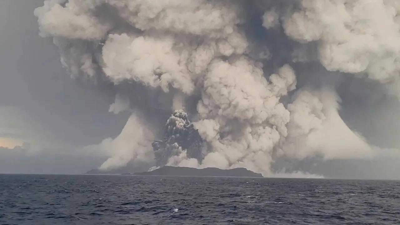 VIDEO | Cea mai puternică erupție vulcanică înregistrată vreodată! A avut forța a câteva sute de bombe atomice!
