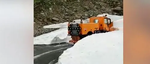 Lucrări de deszăpezire pe Transfăgărășan. Cu trei săptămâni înainte de deschidere, zăpada are șapte metri - VIDEO