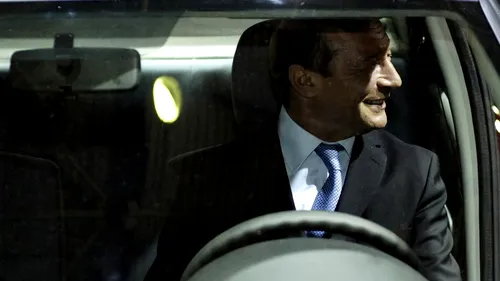 Băsescu, spre ziariști, prins în trafic la volanul Loganului său: „Hai, mă, lăsați-mă, eu de cinci ani merg cu mașina la birou