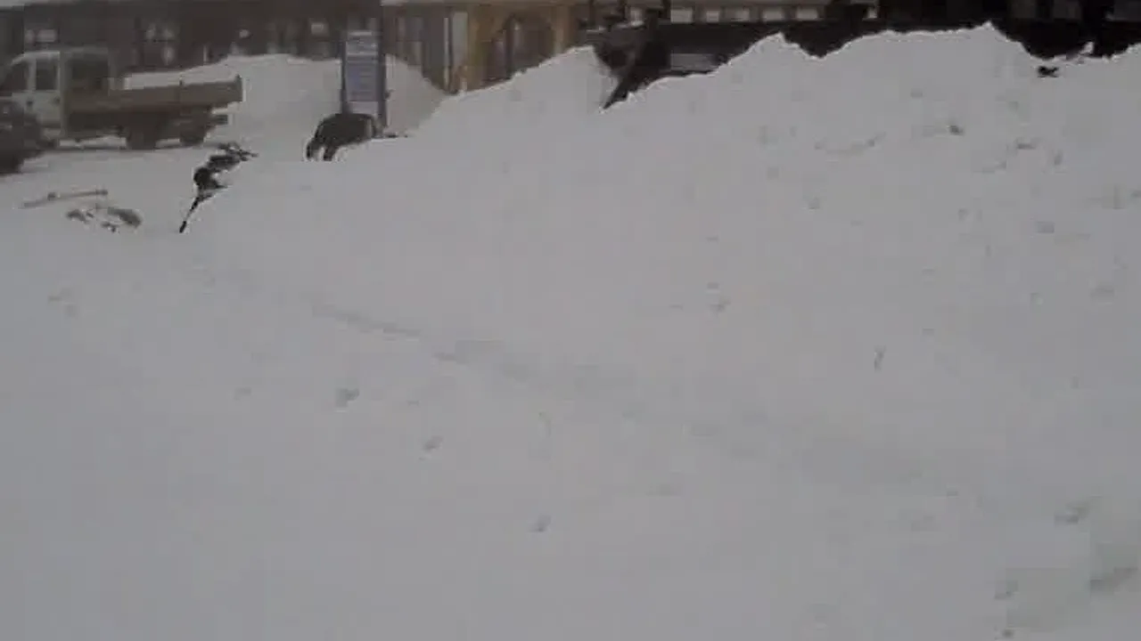 Traficul spre stațiunea Straja, oprit : un șofer a făcut praf alte patru mașini