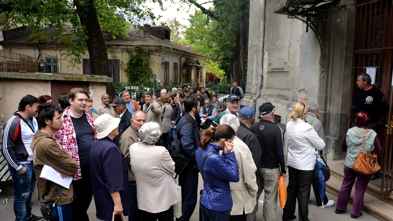 Din nou coadă la CASMB: peste 200 de persoane au vrut să plătească asigurări pentru prima dată