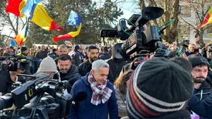 Călin Georgescu îl somează pe Nicuşor Dan: „Raportul de anulare a alegerilor să fie verificat independent”/ Fanii scandează: „Bolojan, demisia!”