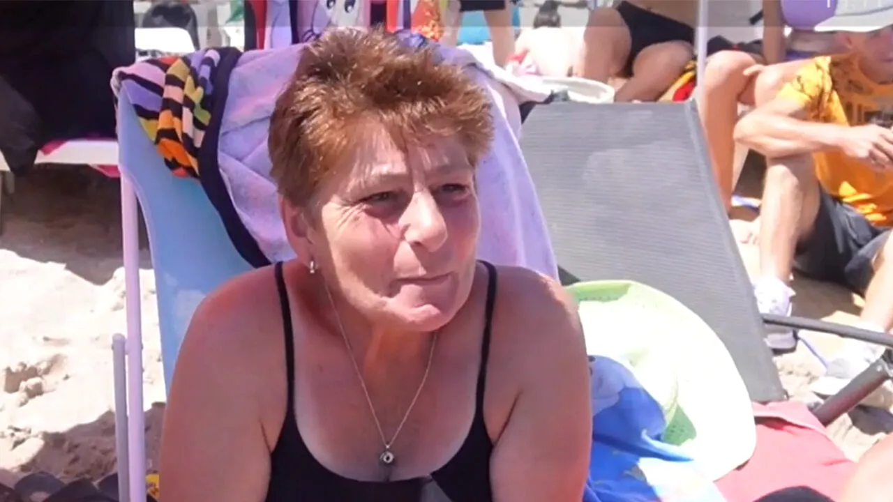 Soluția găsită de această pensionară pe o plajă din Costinești, după ce a aflat că un șezlong costă 50 de lei/zi