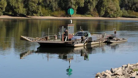 Un bac s-a scufundat în Dunăre. Persoanele de la bord au înotat până la mal
