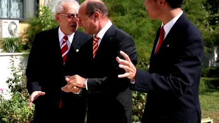 Băsescu îl decorează pe Văcăroiu