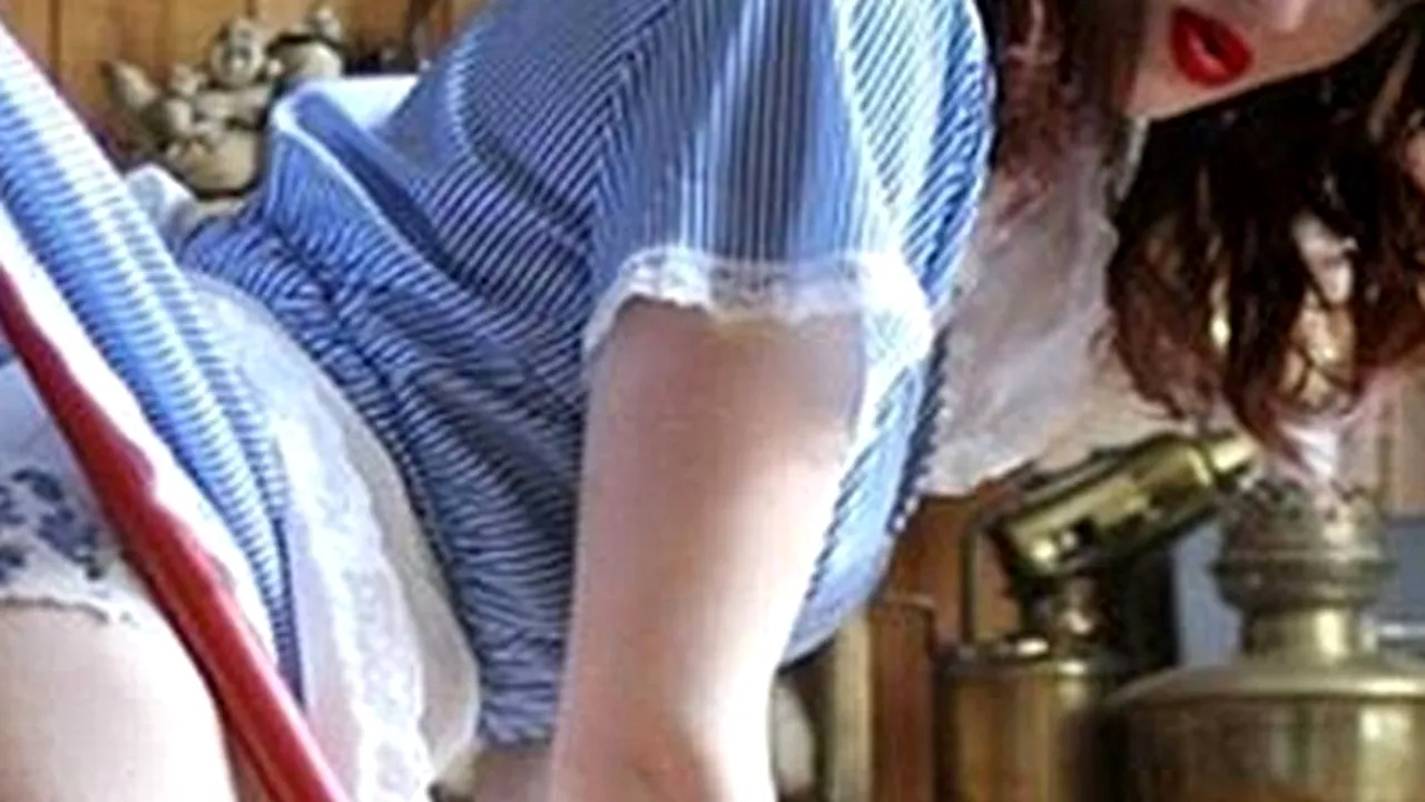 Menajerele care fac curat dezbrăcate, cea mai nouă modă în Marea Britanie. Româncele, printre cele mai căutate