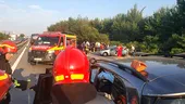 FOTO VIDEO | Cinci autoturisme s-au ciocnit pe Autostrada A1, în apropiere de București. Victimele au fost transportate la spital