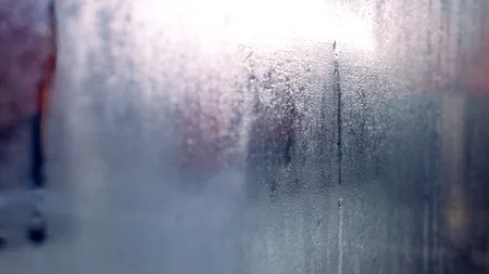 Cum să scapi de condensul de pe geamuri. Trucuri eficiente