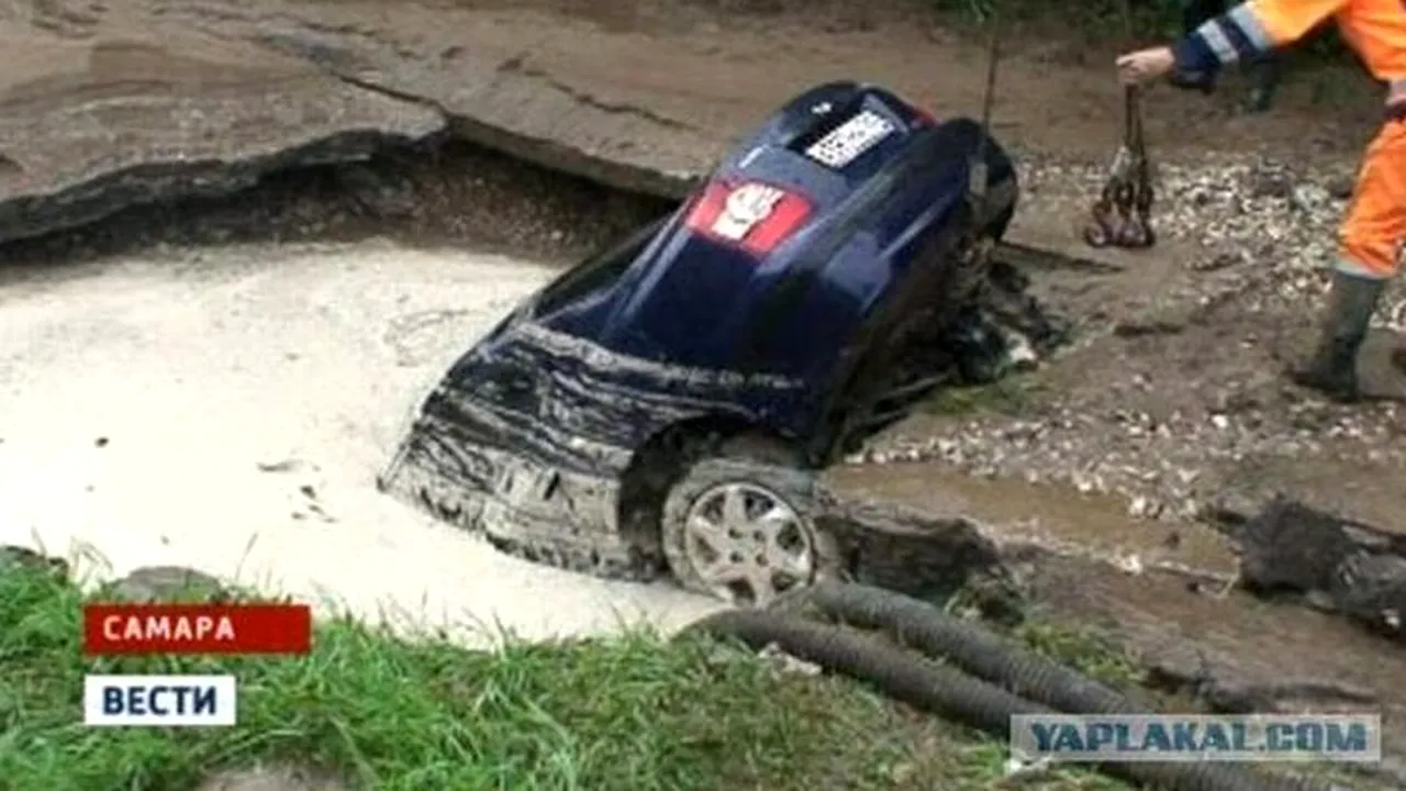 FOTO: Record de gropi. Orașul din Rusia în care fuge pământul de sub roată