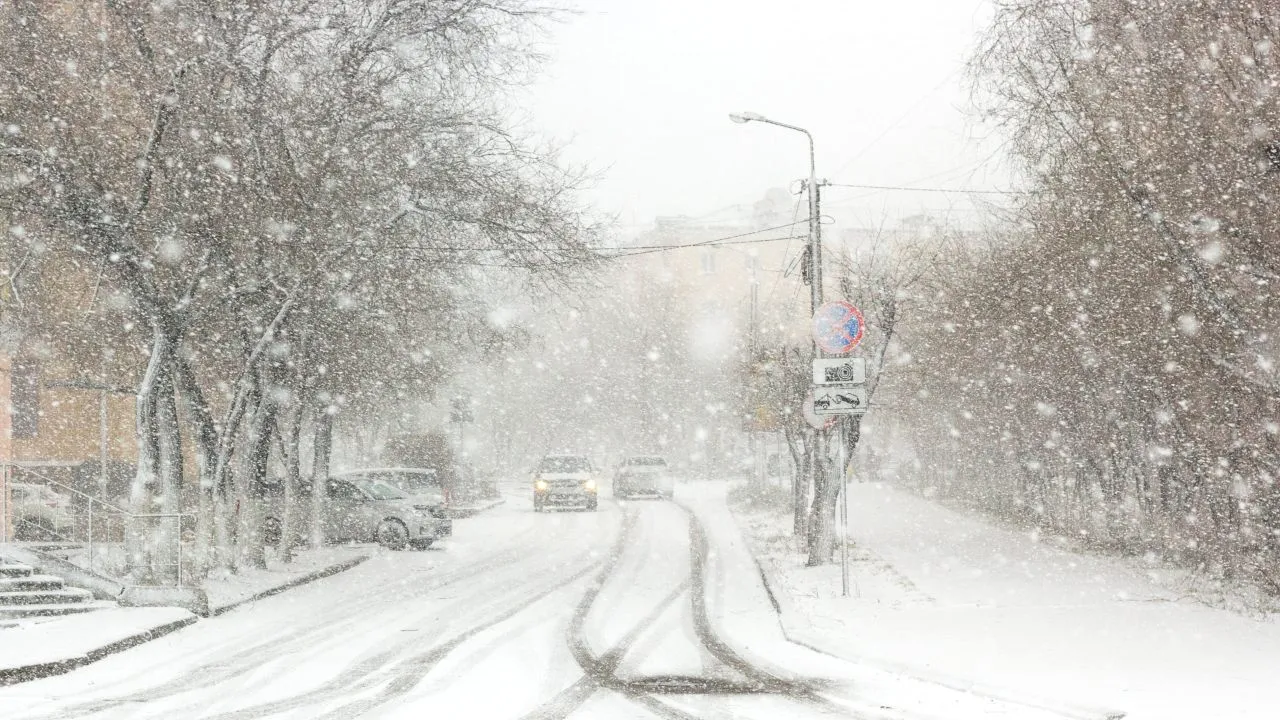 Avertizare meteo de ploi și ninsori în mai multe regiuni din țară. Cum va fi vremea în București