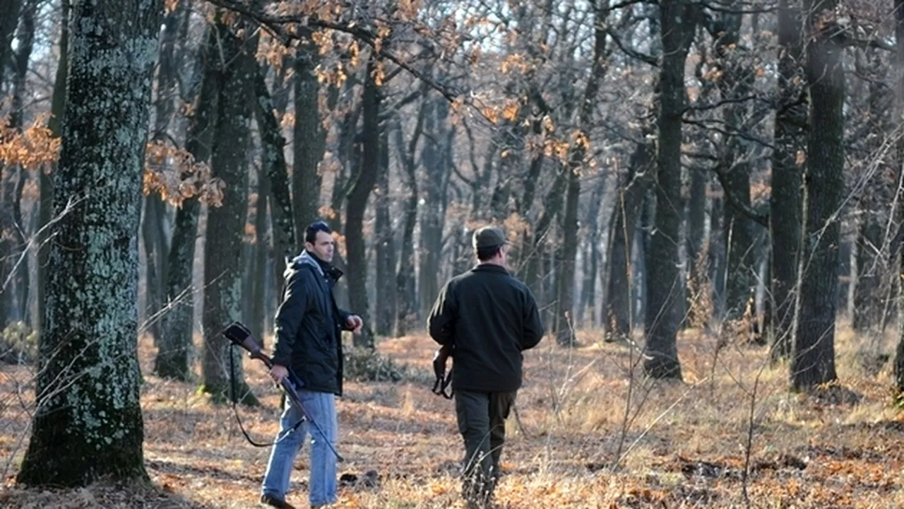 Legea prin care pădurarii vor putea fi dotați cu armament de serviciu letal, promulgată de Iohannis