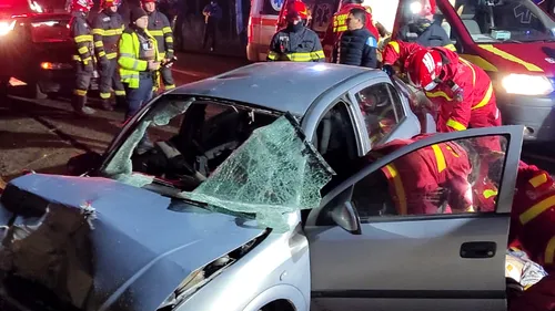 FOTO | O persoană a murit și alte patru au fost rănite după impactul a două autoturisme, pe un drum din județul Mureș
