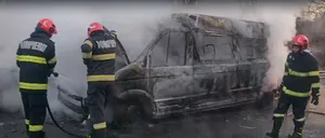 Un microbuz care transporta 11 muncitori A LUAT FOC, la ieșirea din Iași. Pompierii au intervenit de urgență