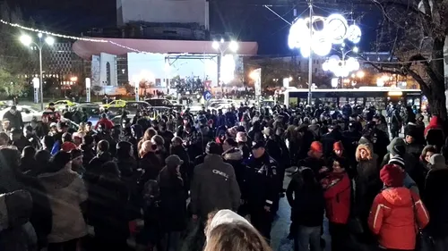 Proteste în Cluj și București față de începerea exploatării Chevron la Pungești. Trei dintre manifestanții de la Universitate, duși la Poliție