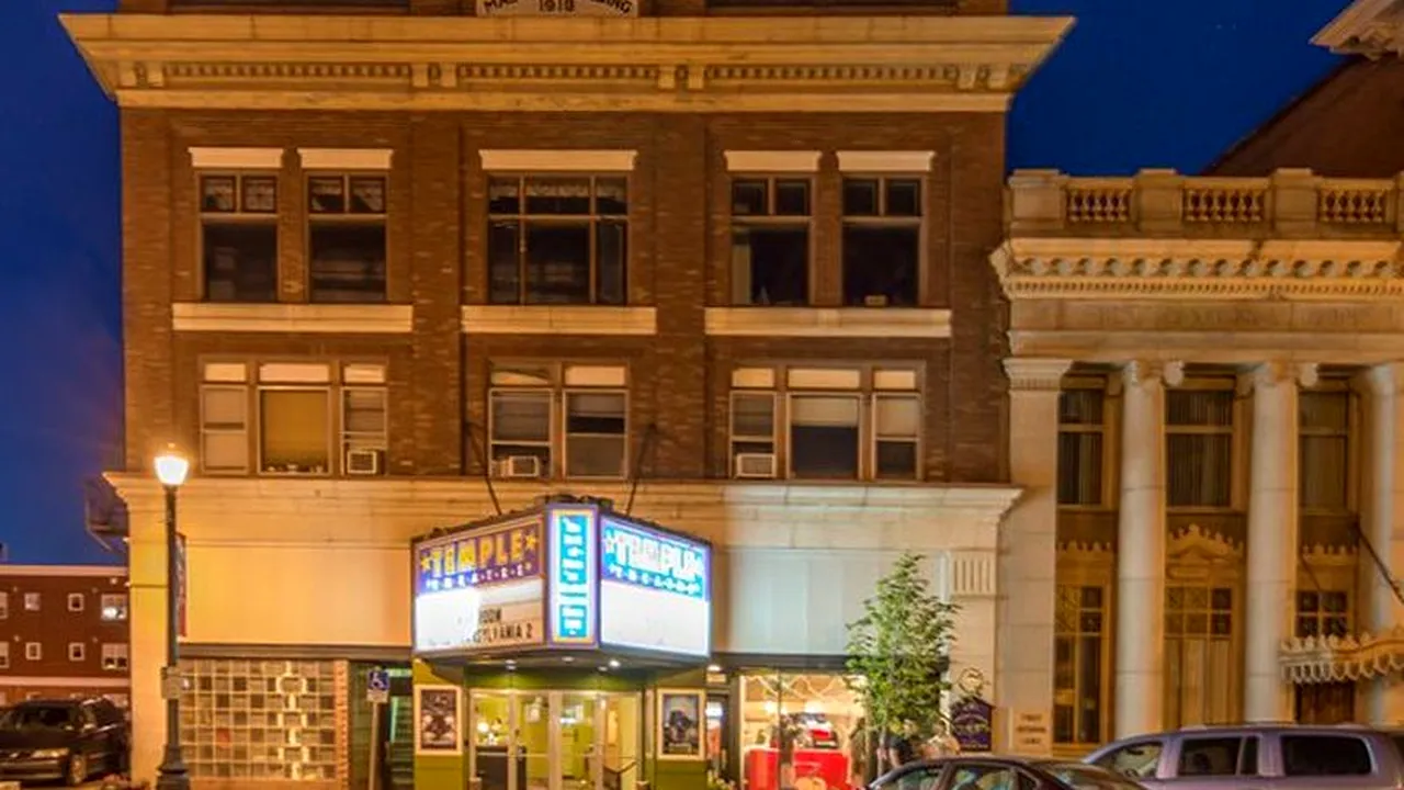 Visezi să ai o sală de cinema? Pentru 100 de dolari și un eseu inspirat o poți avea