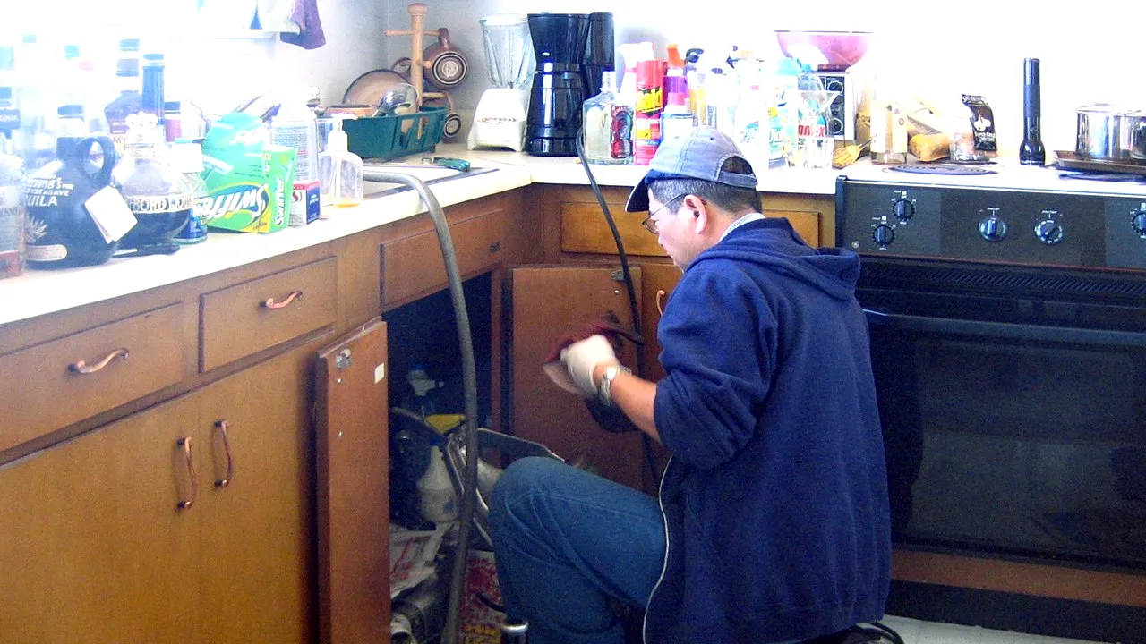 Ce a pățit un român care a apelat la „domnul instalator Florin, de pe OLX”. Acum, bărbatul cere sfaturi despre cum poate repara un perete