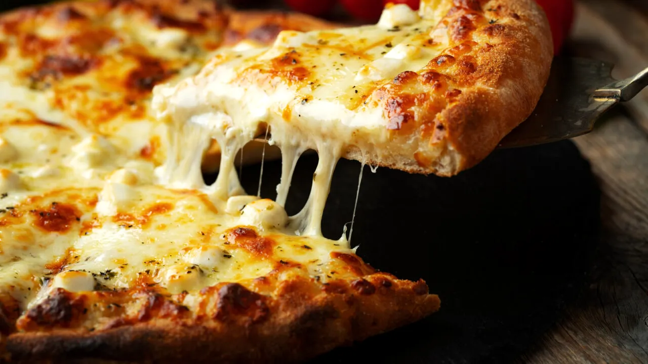 Oamenii de știință explică: De ce îți este poftă de cartofi prăjiți sau pizza după ce ai băut alcool
