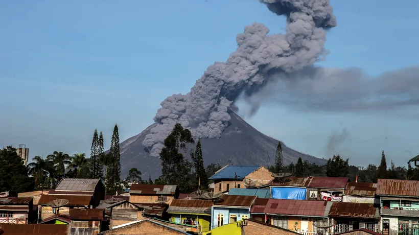 Alertă în Indonezia: Vulcanul Lewotolo a început să erupă. Aeroportul local, închis (VIDEO)