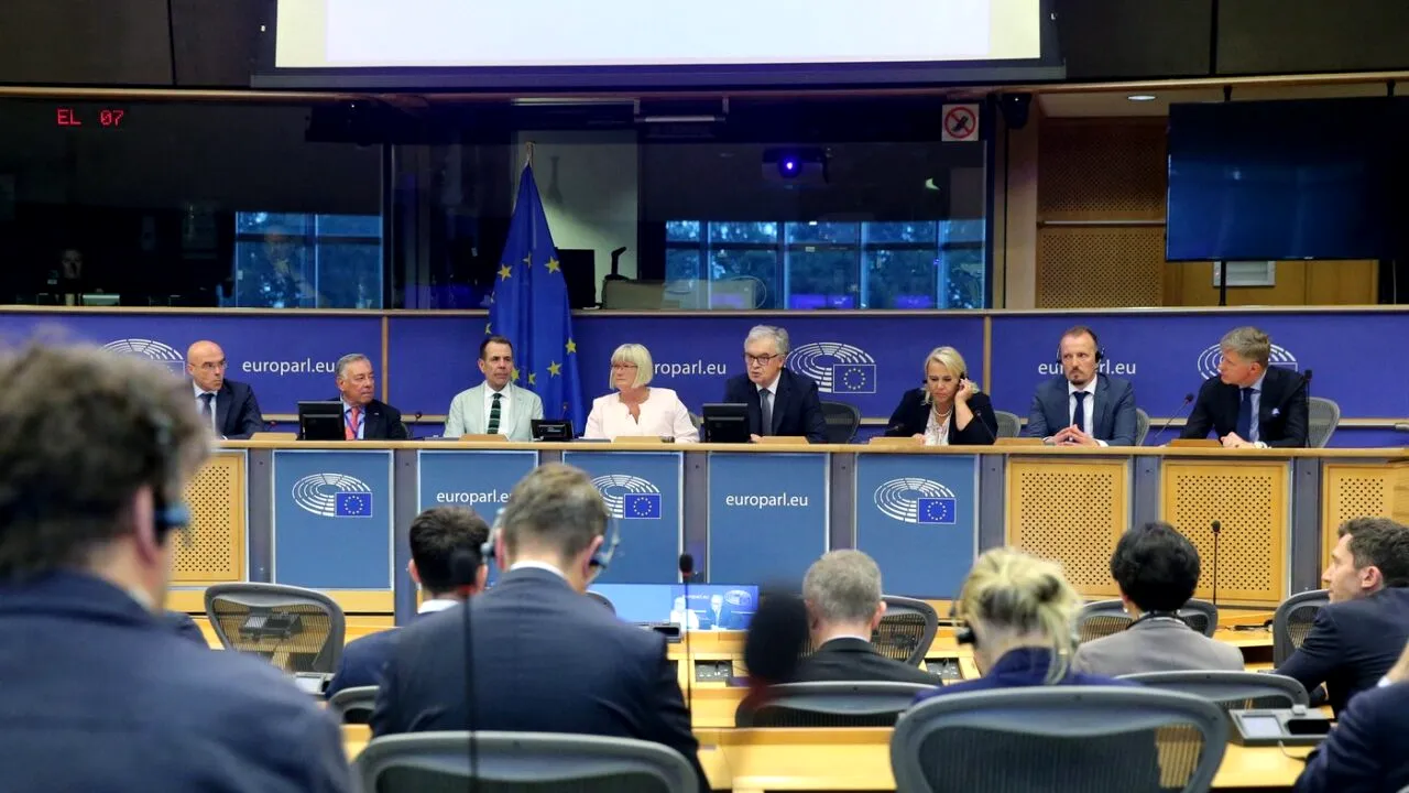 Mobilizarea Națională aderă la grupul „Patrioți pentru EUROPA”. Partidul francez preia conducerea formațiunii