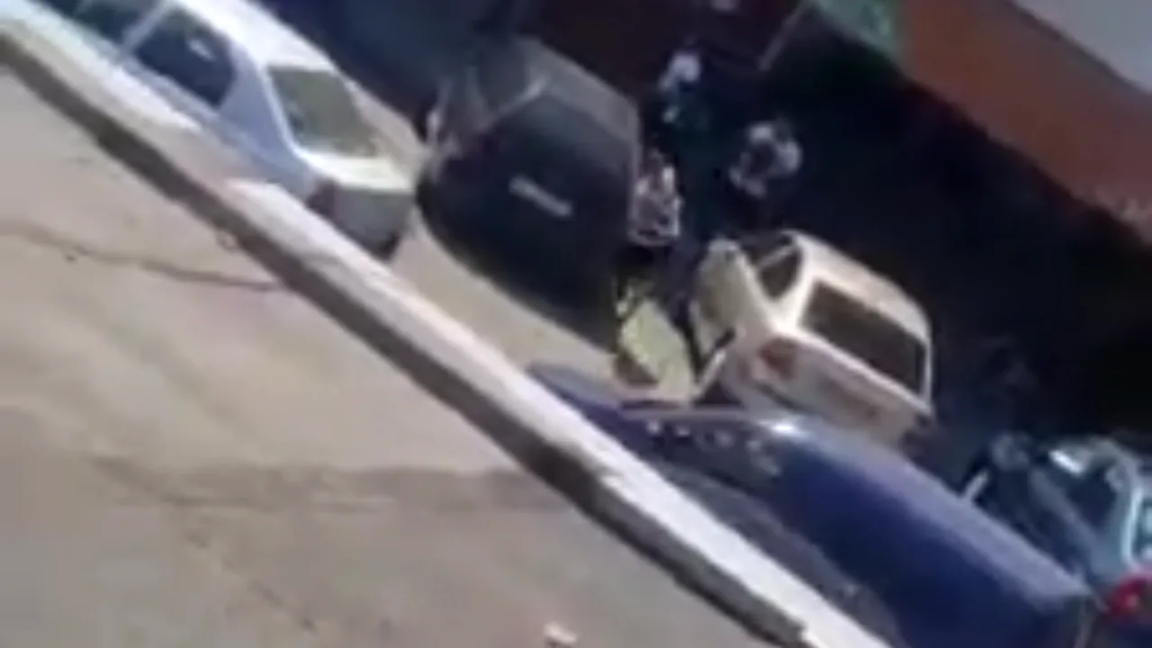 Bătaie cu SĂBII și TOPOARE în Târgu-Jiu. Un bărbat de 38 de ani a fost grav rănit