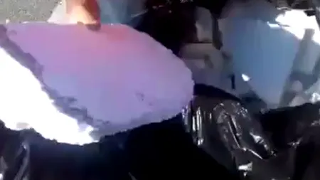 Gunoaie pe marginea Transalpinei. Drumarii au găsit saci plini cu polistiren: Oare ne mai facem bine? - VIDEO