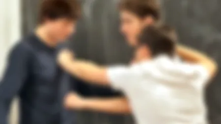 Elev BĂTUT de colegi, la un liceu din Dâmbovița. Scenele au fost filmate și au ajuns inclusiv la poliție