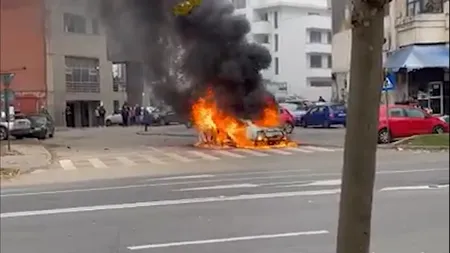 VIDEO | O mașină a luat foc și a ars în integralitate, în centrul Capitalei. Incidentul a avut loc în zona Piața Unirii