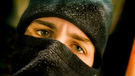 Un paznic a fost bătut cu scândurile sustrase de către un tânăr prins la furat 