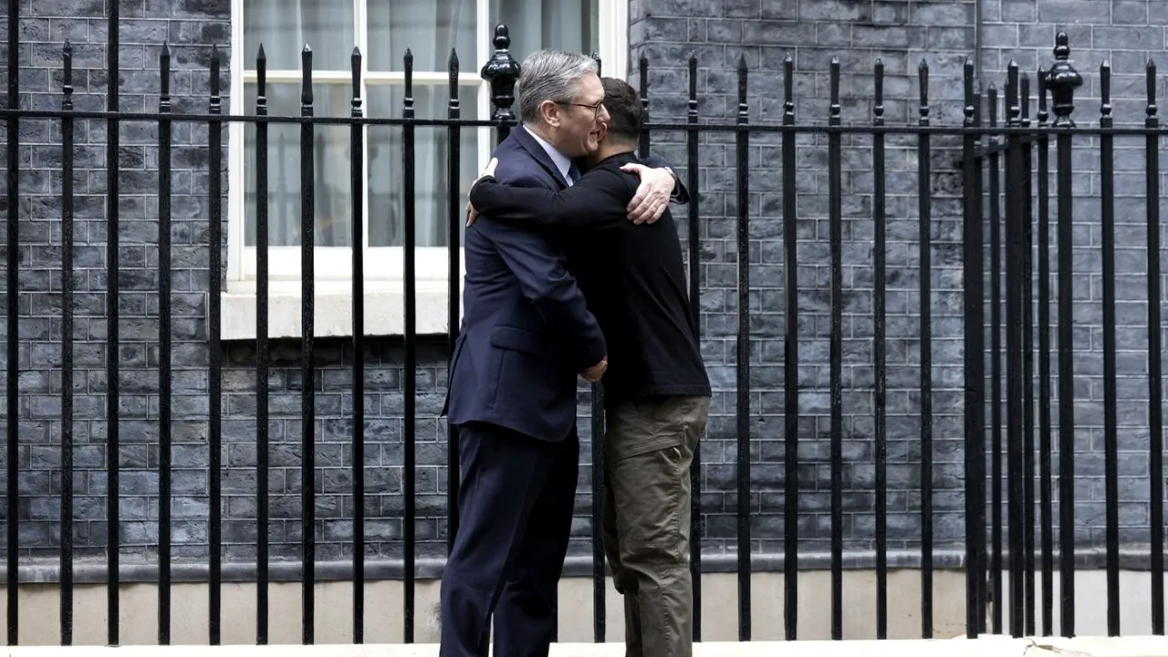 Zelenski, întâmpinat de premierul britanic cu o îmbrățișare și cu MESAJUL: 