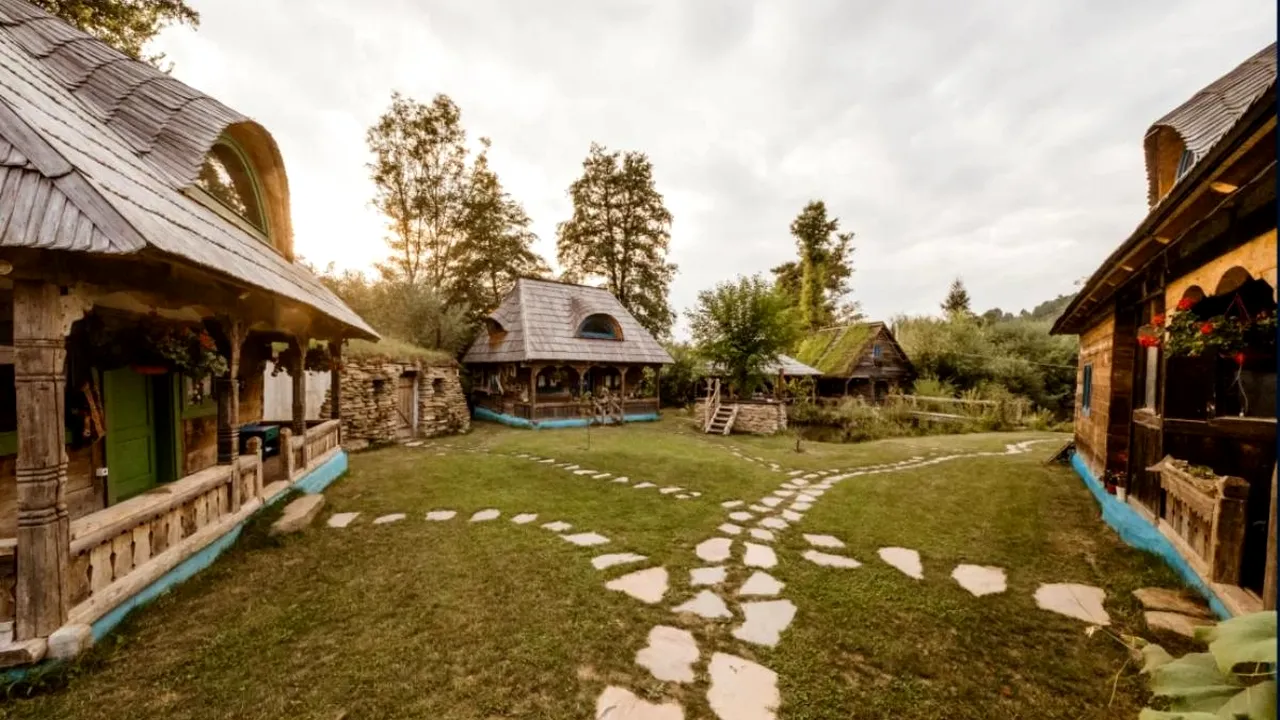 Cât costă „satul” din România format din cinci case, un iaz, saună, jacuzzi, zonă de grătar și tiroliană