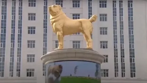 Președintele Turkmenistanului a ridicat o statuie aurită gigantică pentru rasa lui de câini preferată