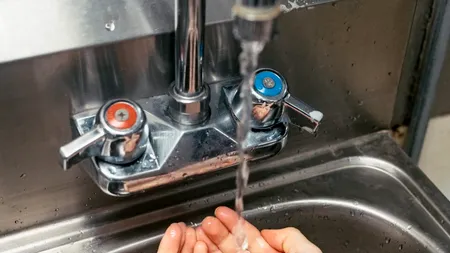 COVID-19 | Cum să folosești gelul antibacterian pentru a îi crește eficiența