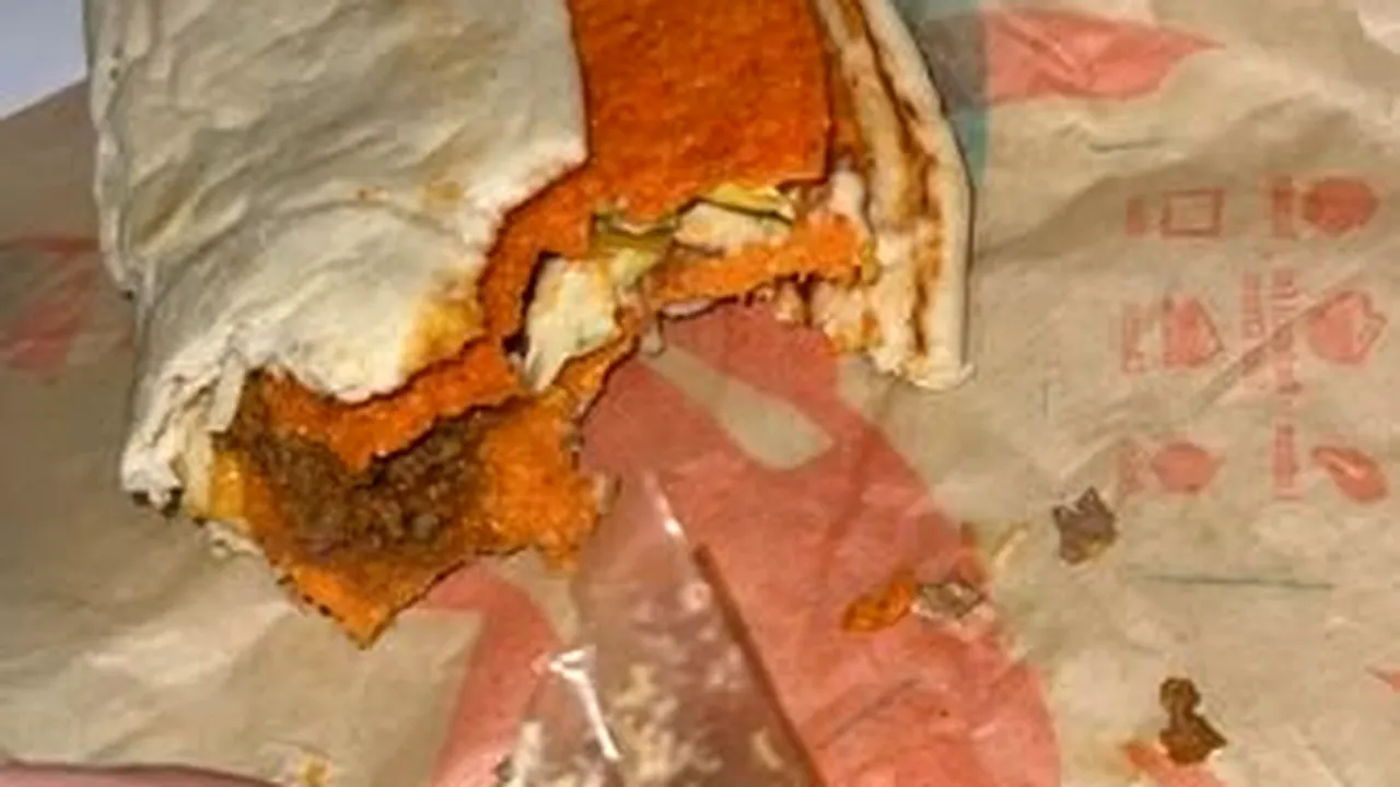 FOTO | Ce a găsit o clujeancă într-un preparat comandat la un restaurant de tip fast-food cu specific mexican. „Era să înghit otrava asta din poze”