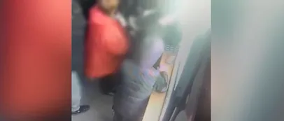 <span style='background-color: #2c4082; color: #fff; ' class='highlight text-uppercase'>VIDEO</span> Tânăr de 19 ani, REȚINUT după ce a furat banii și telefonul unui cetățean străin, de pe o tejghea / Momentul, surprins de camerele de supraveghere