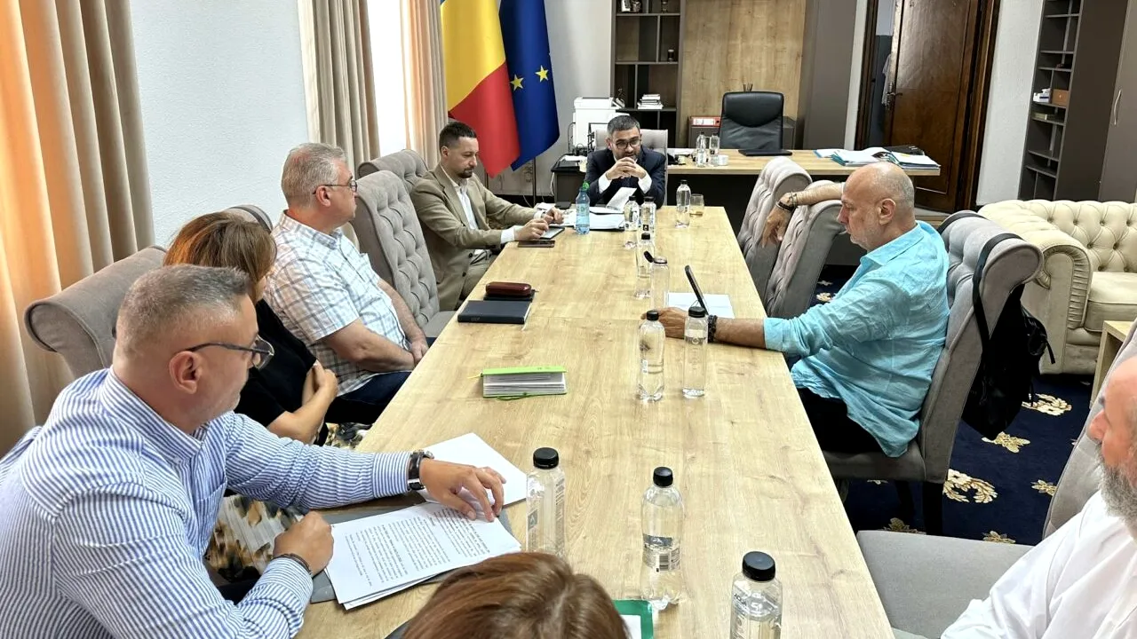 Angajații caselor de pensii se PLÂNG de muncă în condiții de stres extrem. Sindicaliștii au mers în biroul ministrului Muncii