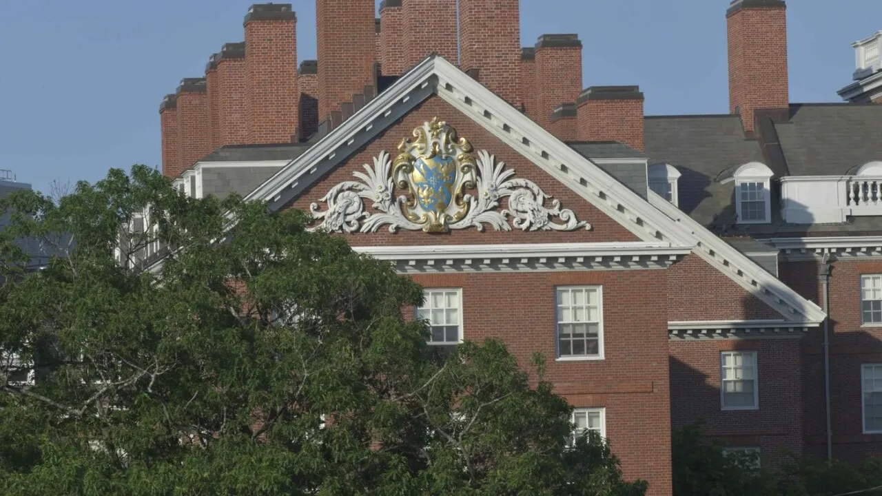 Administrația Trump solicită conducerii Universității Harvard acces la dosarele studenților străini
