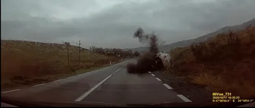 Accident spectaculos în Bistrița-Năsăud, surprins de o cameră de bord. Un șofer s-a răsturnat cu mașina, după o depășire neregulamentară (VIDEO)
