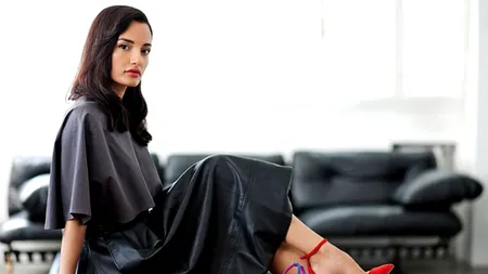 Este pe jumătate româncă, iar la 16 ani a plecat să-și urmeze visul în Italia. Acum pantofii ei sunt purtați de toate vedetele