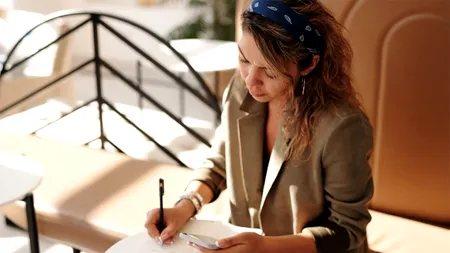 Motivul HALUCINANT pentru care o femeie a dat în judecată compania Orange: „Preferă să o plătească decât să o pună să muncească”